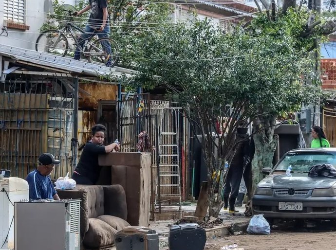 Baixa do Guaíba revela destruição e prejuízo em Porto Alegre