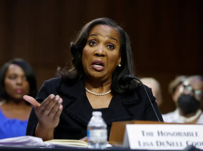 Diretora do Fed se nega a deixar cargo e diz que Trump não pode demiti-la