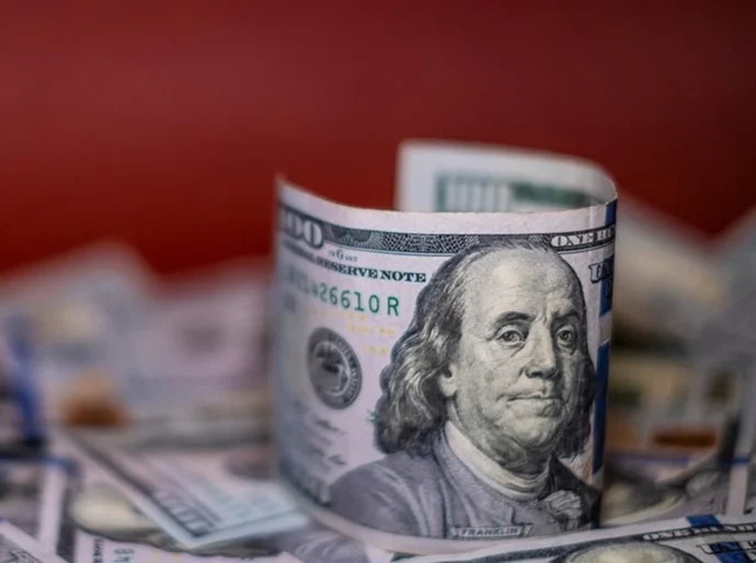 Dólar cai a R$ 4,91 e tem menor valor em mais de dois anos, com ata do Copom e conflito no Irã