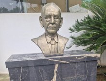 De saída, Kalil Baracat, inaugura ‘busto’ em frente da Prefeitura de VG de Fiote, pai de Jaime e Júlio Campos