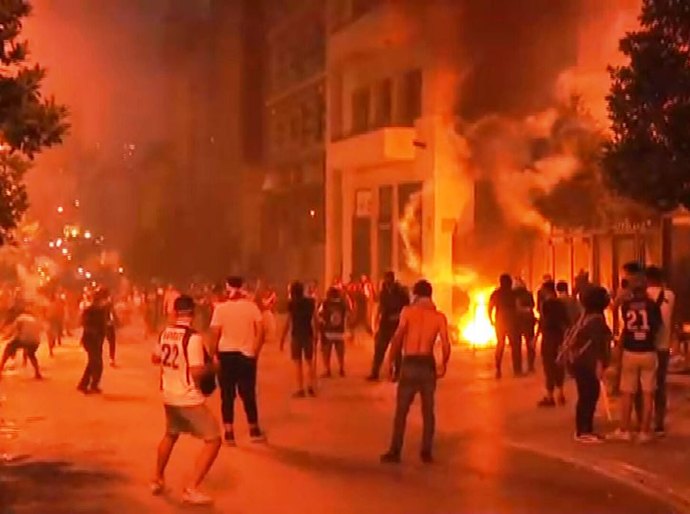 Em 2º dia de protestos em Beirute, manifestantes seguem rumo ao parlamento