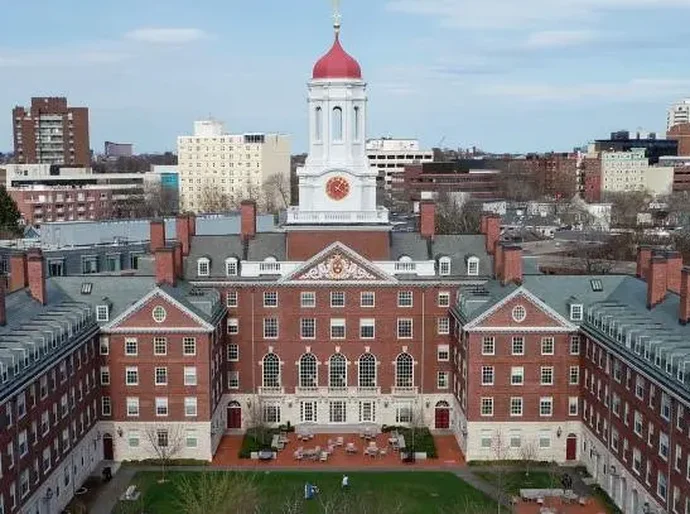 Como Harvard se tornou a universidade mais rica do mundo e sua fortuna lhe permite resistir à pressão de Trump