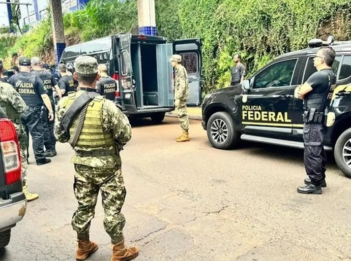 Paraguai entrega 25 presos brasileiros à Polícia Federal