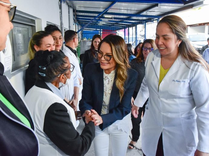 Madrinha do Hospital Estadual Santa Casa, primeira-dama de MT entrega doações de leite especial e fraldas descartáveis