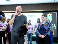 Prefeito Abilio homenageia professora por destaque em Português e Matemática