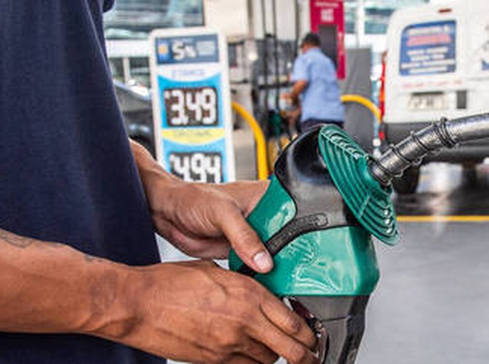 Gasolina deve ficar R$ 0,34 mais cara a partir de sábado com volta de impostos