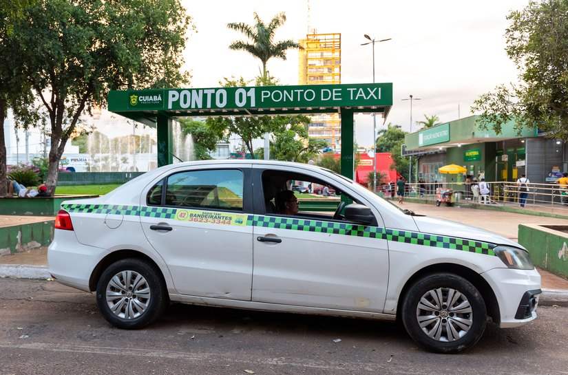 Prefeitura estuda projeto para permitir publicidade em táxis e ampliar renda dos profissionais