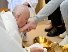 Veja fotos: Papa Francisco lava pés de 12 mulheres em presídio de Roma