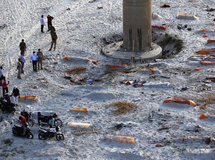 Índia bate novo recorde de mortes por Covid, mas casos despencam