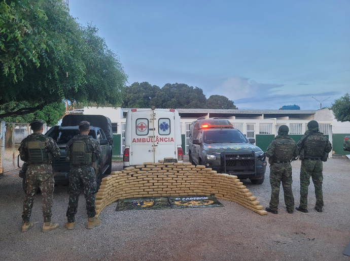Gefron apreende 216 tabletes de skunk avaliados em R$ 648 mil em ambulância