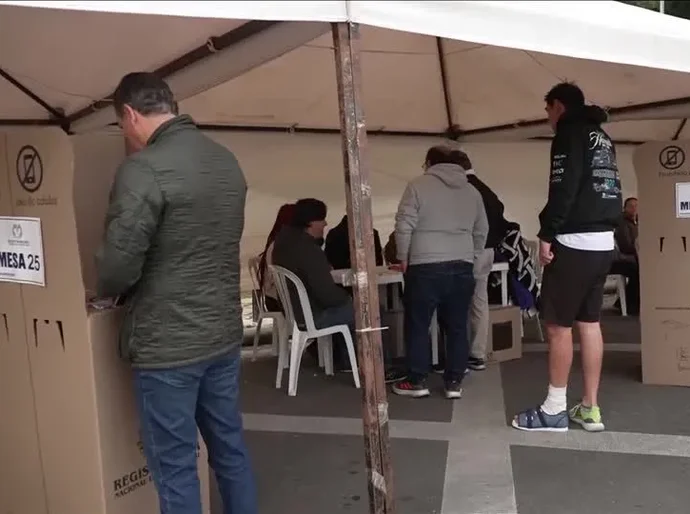 Colômbia inicia votação em eleições marcadas por polarização e violência