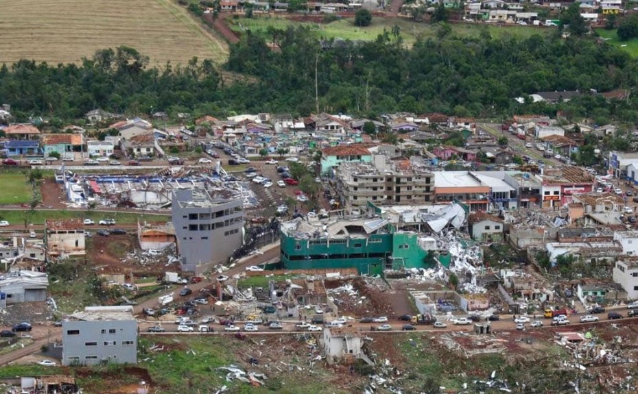 Tornado no Paraná deixa ao menos 1.000 pessoas desalojadas
