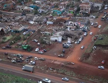 Governo do PR propõe auxílio de R$ 50 mil por família atingida pelo tornado