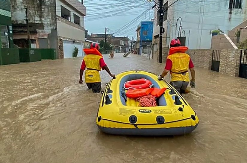 Recife tem áreas alagadas e aulas remotas, após fortes chuvas