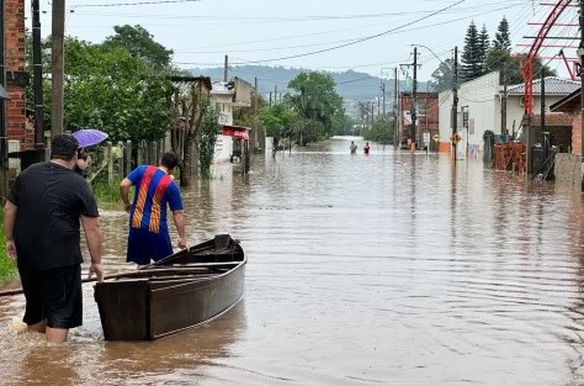 Enchentes derrubam pontes, tiram famílias de casa e bloqueiam rodovias no Rio Grande do Sul