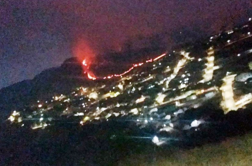 Incêndio de grandes proporções atinge o Pico dos Dias e chega próximo a casas em Brazópolis