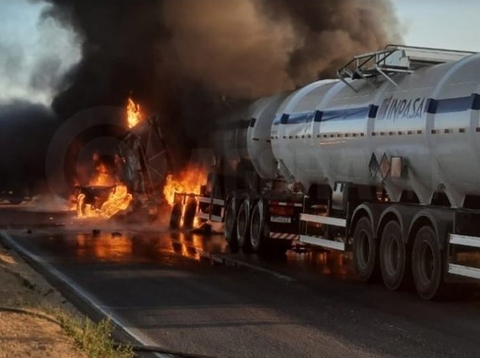 Veja Fotos: Acidente entre caminhão tanque, carreta e ônibus no KM 205 da BR 364 mata 5 na saída de Rondonópolis, MT