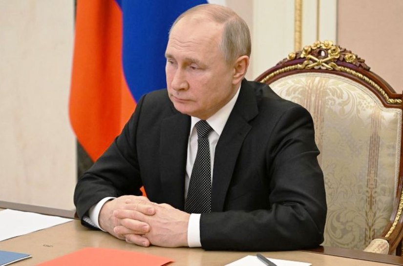 Em reunião com conselho, Putin diz avaliar reconhecer independência de separatistas na Ucrânia