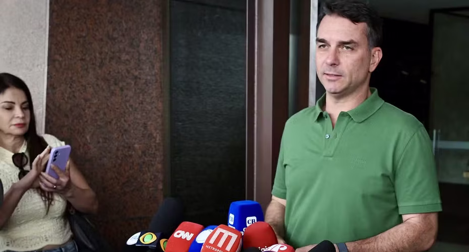 Flávio Bolsonaro indica que candidatura é moeda de troca e 'tem preço' para ser retirada