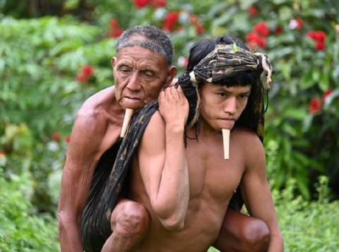 A história por trás de imagem de indígena carregando pai para se vacinar contra covid-19