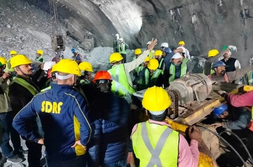 Equipe de resgate chega a trabalhadores presos há 16 dias em túnel na Índia