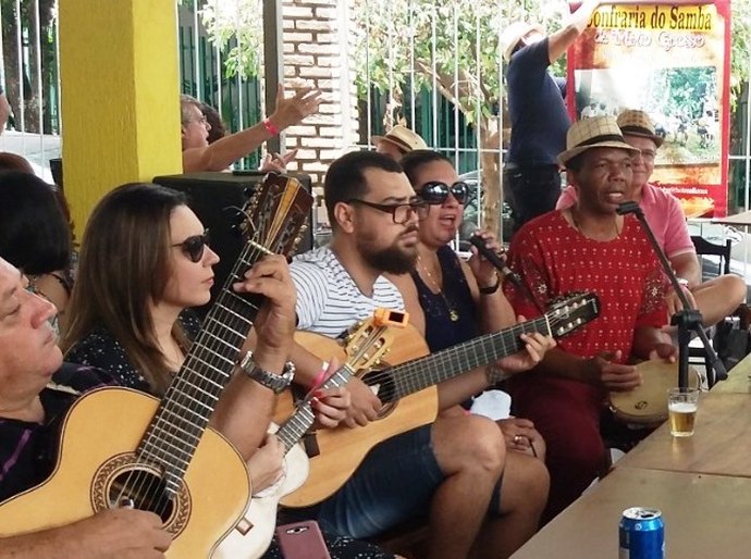 Samba da Monarquia faz live para ajudar músicos, confira