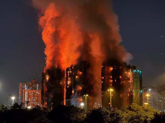 Incêndio atinge complexo de arranha-céus em Hong Kong e mata 36