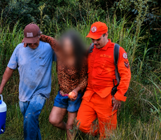 Bombeiros localizam idosa que desapareceu em área de mata
