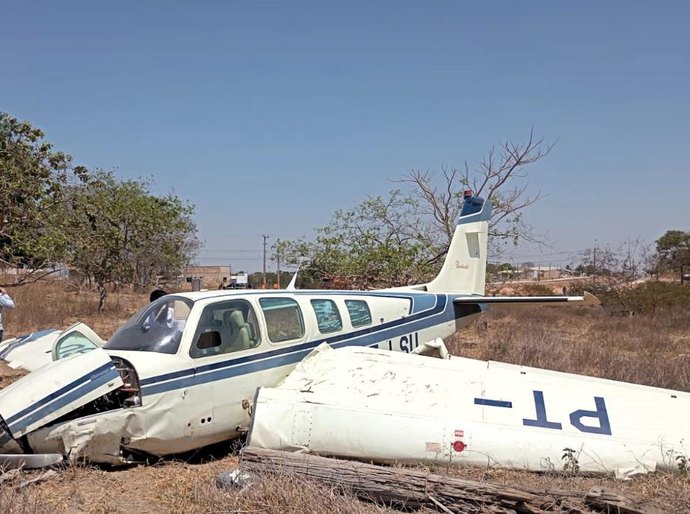 Avião de pequeno porte cai em pista do aeródromo municipal
