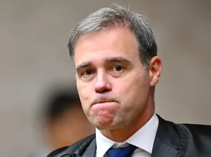 TSE tem três votos por proibição ampla de posts que ligam Flávio Bolsonaro a Nossa Senhora e dois por restrições mais brandas; siga julgamento