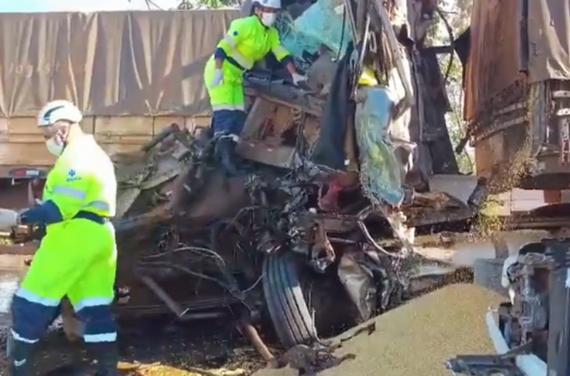 Seis carretas colidem em sequência na BR 364 e motorista morre esmagado em MT