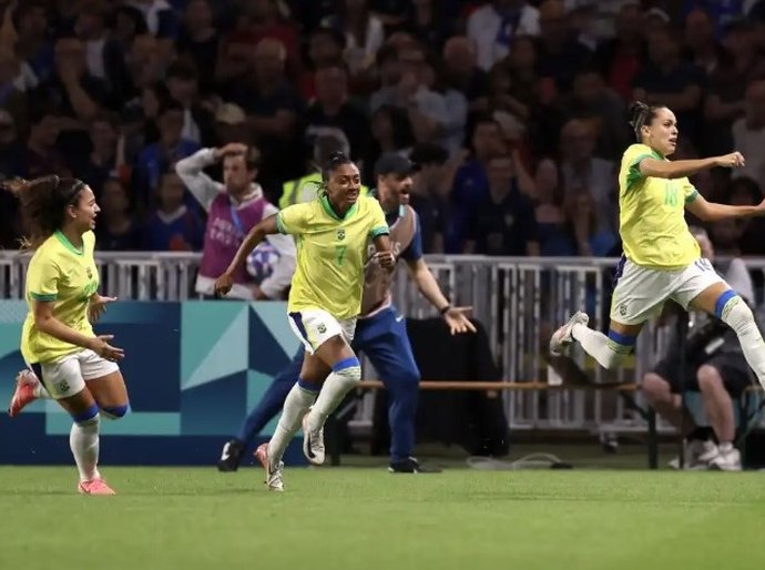 Brasil vence França e garante classificação para semifinal do futebol feminino em Paris