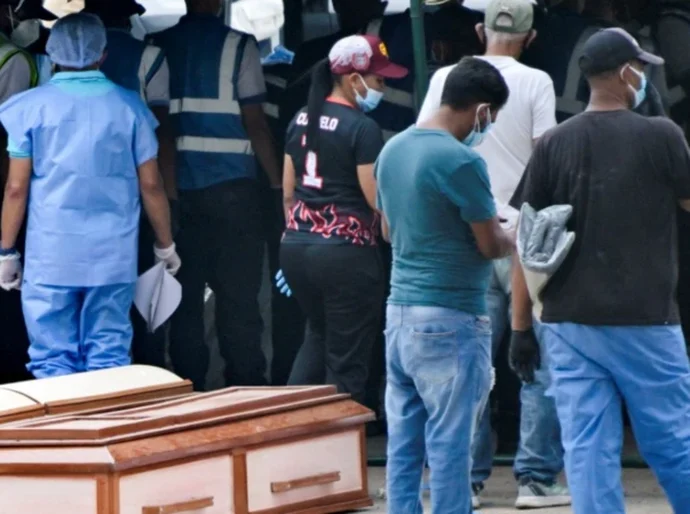 Como é o necrotério improvisado onde cadáveres se acumulam a céu aberto após terremotos na Venezuela: 'estou com medo do que vou encontrar lá'