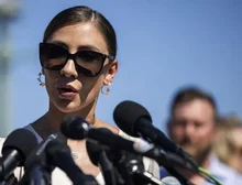 'Umas 50 brasileiras' estiveram na mansão de Epstein, diz vítima do bilionário à BBC