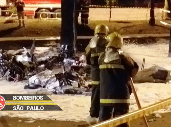 Avião de pequeno porte cai na zona norte de SP e deixa um morto