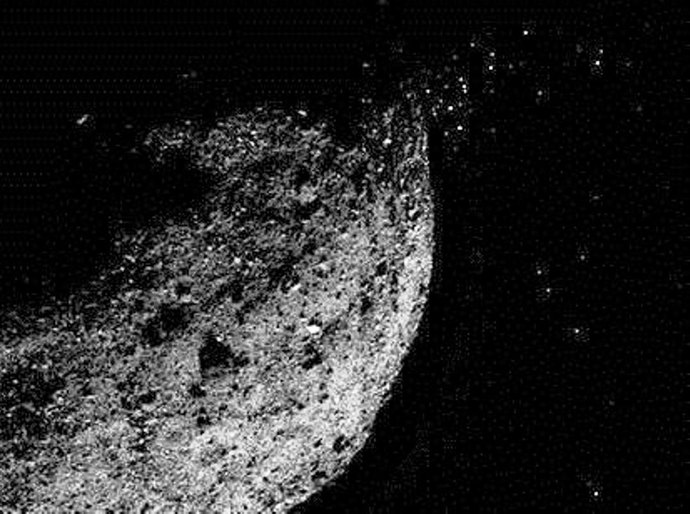Missão da Nasa faz último voo ao redor do asteroide Bennu e coleta imagens