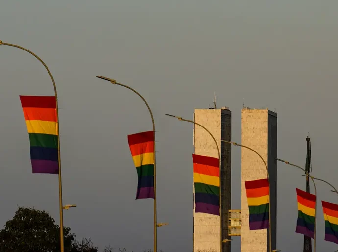 Candidaturas LGBT+ têm recorde em 2026 e se espalham por mais partidos