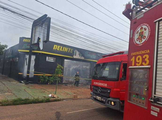 Corpo de Bombeiros extingue incêndio de grandes proporções em empresa de pneus