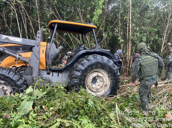 Veja Fotos e Vídeo: Polícia Ambiental impede desmatamento em MT, apreende trator e prende motorista