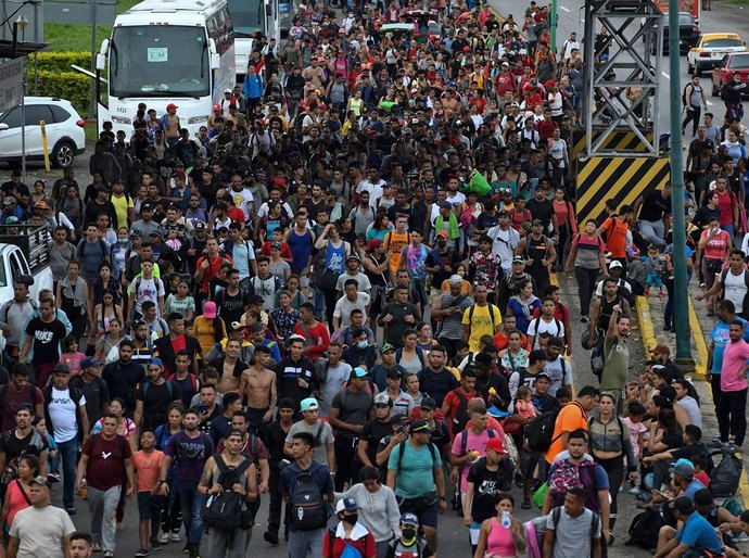 Forçados a andar, sem prisões: é assim que avança a caravana de milhares de migrantes que fogem de Tapachula