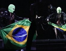 Madonna dança com bandeira do Brasil e manda recado para fãs: “Estão prontos?”