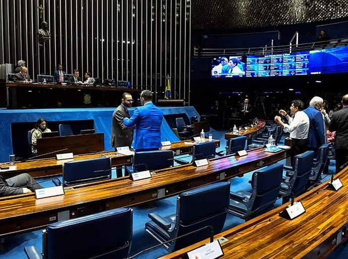 Senado discute PEC que limita poderes do STF; líderes tentam acelerar votação