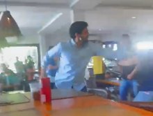 Veja Vídeo: Advogado e cartorário afastado entram em luta corporal em restaurante de Cuiabá e causam pânico em clientes