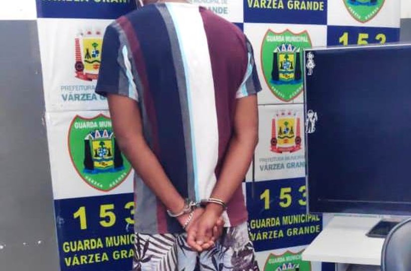 Veja Fotos e Vídeos: GM acaba de prender em flagrante no bairro da Manga ladrão de 20 que tinha roubado caminhonete