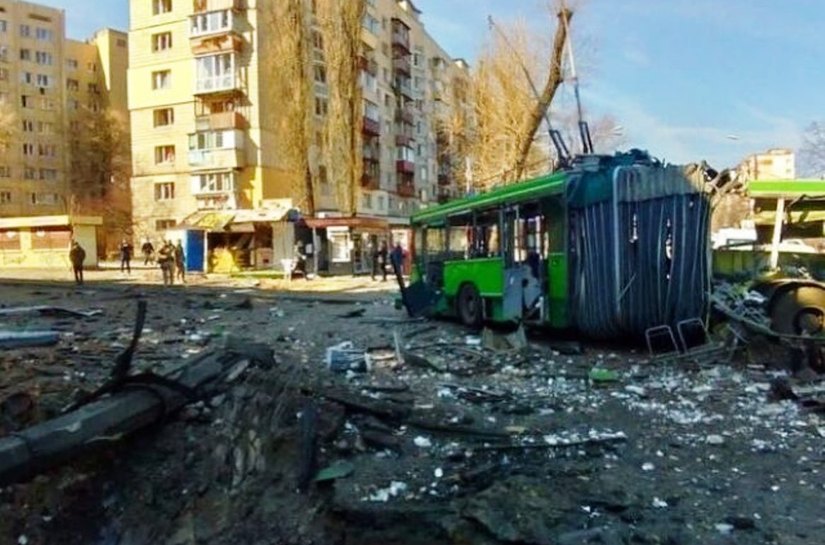 Forças ucranianas recuperam controle de cidade próxima a Kiev; capital tem toque de recolher
