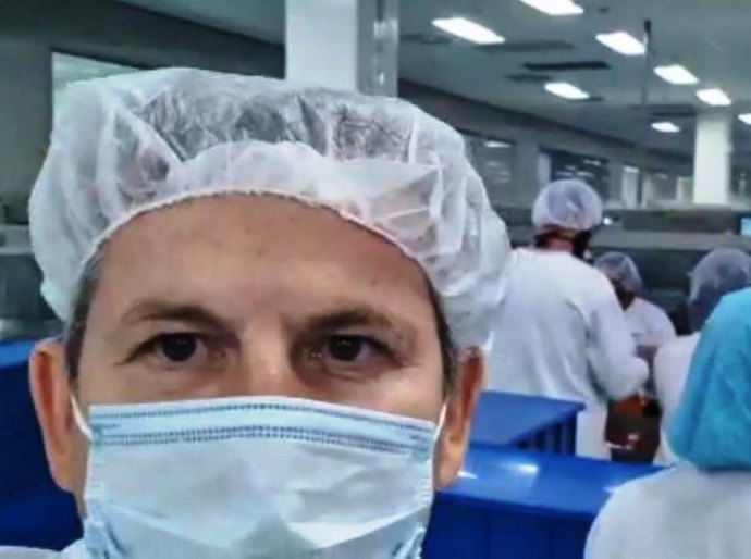 Mauro Mendes visita fábrica da vacina Sputnik e diz que já tem dinheiro para comprar 4 milhões de doses para MT
