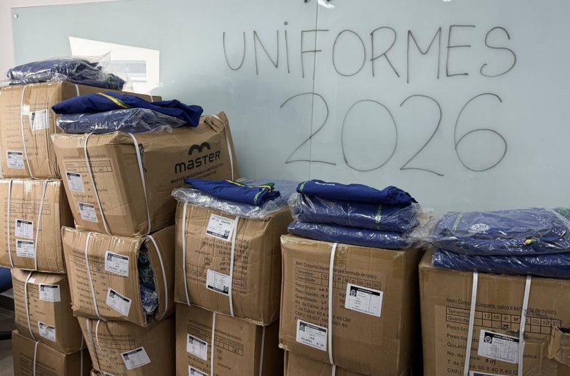 Seduc inicia entrega do kit de uniformes para escolas da rede estadual de ensino