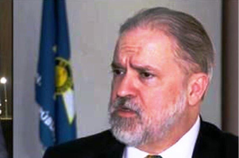 Moraes arquiva pedido de senadores para investigar Aras por suposta prevaricação