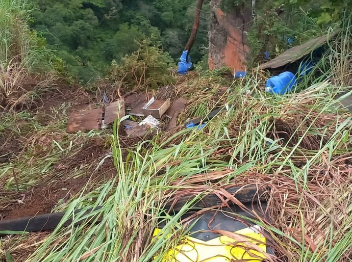Veja Fotos e Vídeos: Caminhão com garrafões de água bate em paredão e cai em desfiladeiro próximo ao Portão de Inferno, na Chapada