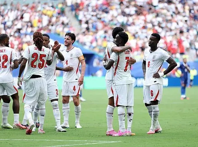 Em jogo de dez gols, Inglaterra vence França e fica com o 3º lugar da Copa